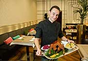 K&uuml;chenchef Philipp Weigold mit Martinsgans
